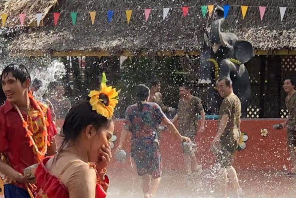 Water-splashing festival2
